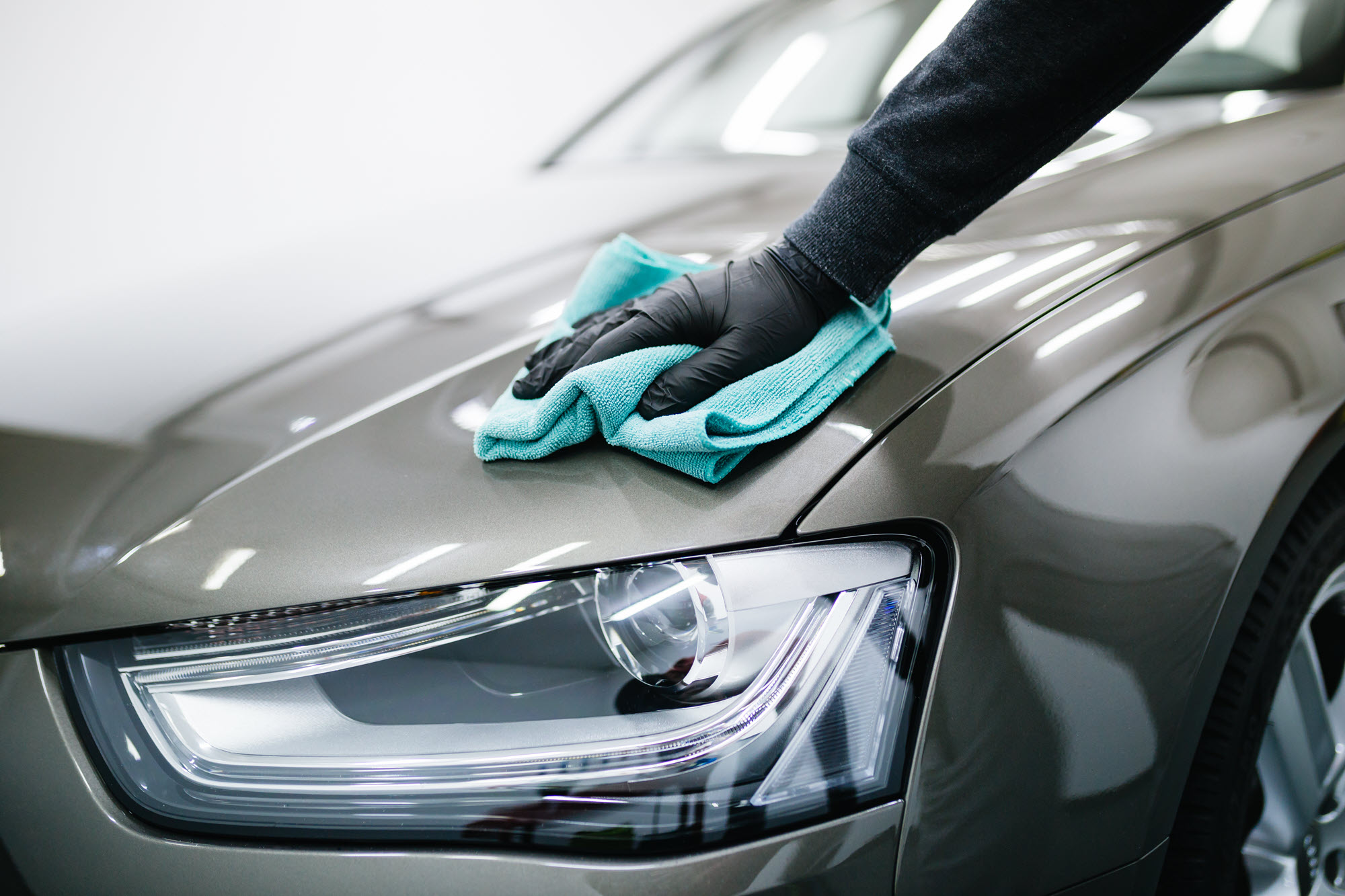 Reconditioning specialist shining vehicle